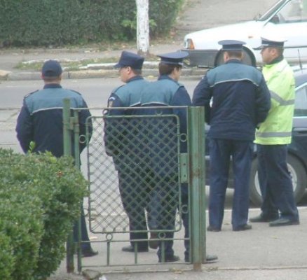 Poliţiştii şi jandarmii au împânzit zonele din jurul şcolilor
